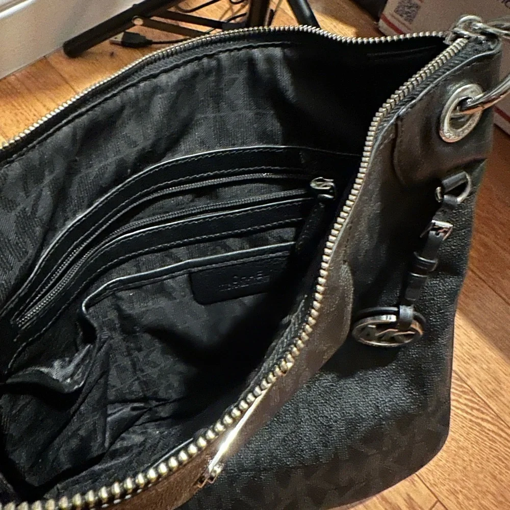 Michael Kors Elegant Black Shoulder Bag